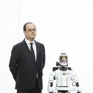 François Hollande, président de la République à côté d'un robot lors du lancement de la stratégie en intelligence artificielle à la Cité des Sciences à Paris, le 21 mars 2017. © Lewis Joly/Pool/Bestimage