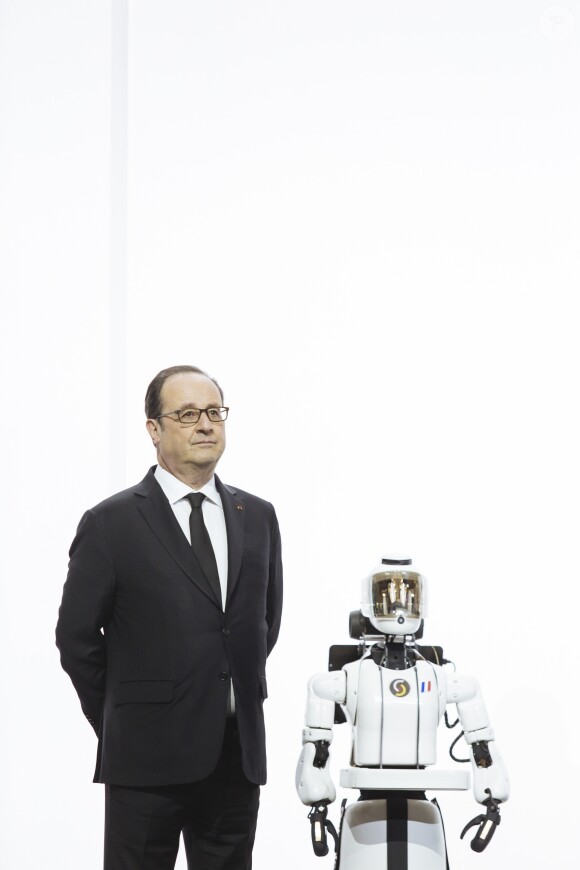 François Hollande, président de la République à côté d'un robot lors du lancement de la stratégie en intelligence artificielle à la Cité des Sciences à Paris, le 21 mars 2017. © Lewis Joly/Pool/Bestimage