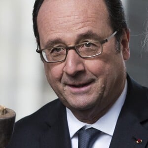 Le président de la République française François Hollande apporte son soutien au projet de reconstruction de la flèche de la basilique de Saint-Denis, Seine Saint-Denis, France, le 11 mars 2017. © Kamil Zihnioglu/Bestimage