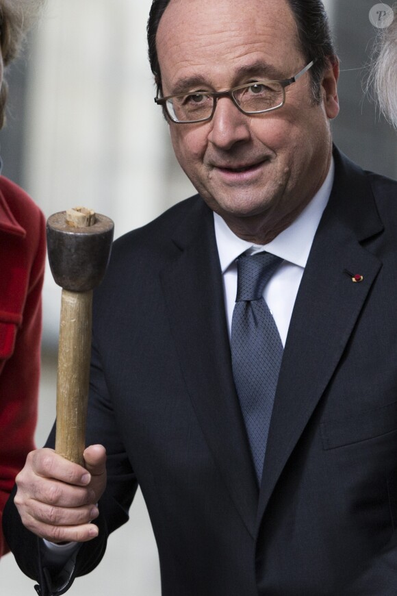 Le président de la République française François Hollande apporte son soutien au projet de reconstruction de la flèche de la basilique de Saint-Denis, Seine Saint-Denis, France, le 11 mars 2017. © Kamil Zihnioglu/Bestimage