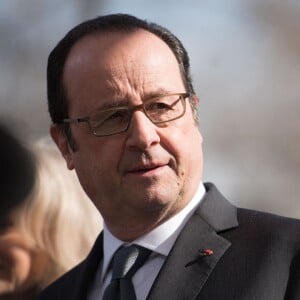 Le président de la République française François Hollande inaugure une rue au nom de l'ancien maire socialiste Jacques Salvator(né le 2 janvier 1949 et mort le 11 mars 2016) à Aubervilliers, France, le 11 mars 2017. © Eliot Blondet/Pool/Bestimage