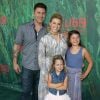 Jodie Sweetin, son fiancé Justin Hodak et ses filles Zoie Laurel May Herpin et Beatrix Carlin Sweetin Coyle lors de la première de "Kubo and the Two Strings" à Universal City, le 14 août 2016.