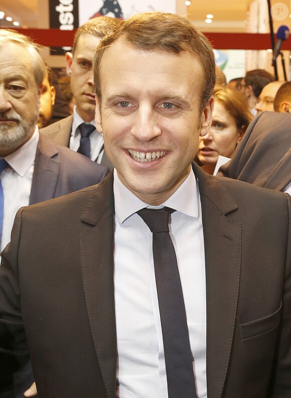 Emmanuel Macron (candidat du mouvement ''En marche !'' à l'élection présidentielle 2017) lors de la 37ème édition du Salon du livre au parc des expositions, à la porte de Versailles, à Paris, France, le 24 mars 2017.
