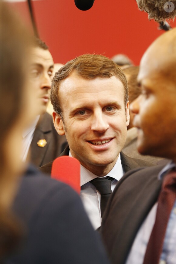 Emmanuel Macron (candidat du mouvement ''En marche !'' à l'élection présidentielle 2017) lors de la 37ème édition du Salon du livre au parc des expositions, à la porte de Versailles, à Paris, France, le 24 mars 2017.