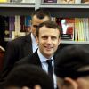 Emmanuel Macron (candidat du mouvement ''En marche !'' à l'élection présidentielle 2017) en visite au 37ème Salon du Livre à la Porte de Versailles à Paris, le 24 mars 2017.