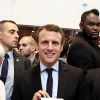 Emmanuel Macron (candidat du mouvement ''En marche !'' à l'élection présidentielle 2017) en visite au 37ème Salon du Livre à la Porte de Versailles à Paris, le 24 mars 2017.