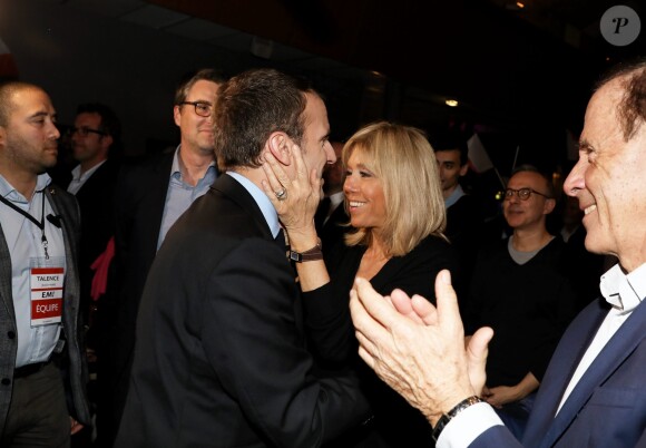 Emmanuel Macron, candidat du mouvement "En Marche!", à l'élection présidentielle, Emmanuel Macron et sa femme Brigitte Macron (Trogneux) arrivent au meeting sur le thème de l'apprentissage à Talence, France, le 9 mars 2017.