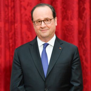 François Hollande lors de l'élévation de Line Renaud au rang de grand-croix de l'ordre national du Mérite, au Palais de l'Elysée à Paris, le 23 mars 2017. © Guirec Coadic/Bestimage
