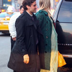 Oscar Isaac et sa compagne Elvira Lind enceinte sont allés diner dans le quartier de East Village à New York, le 27 mars 2017