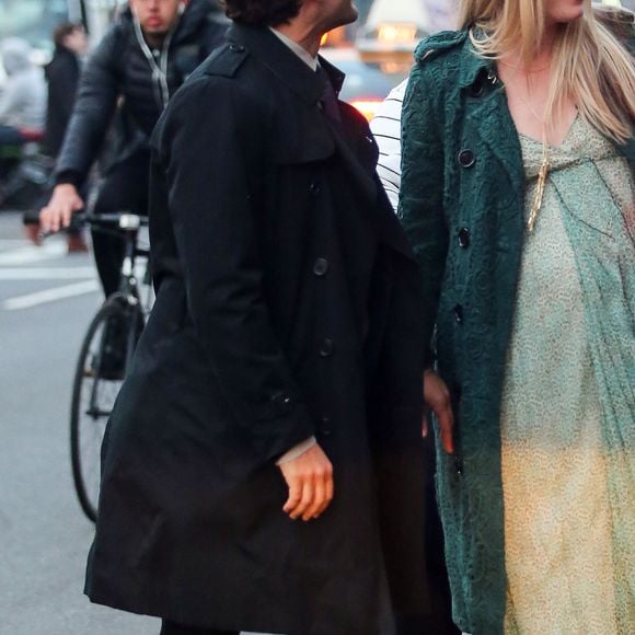 Oscar Isaac et sa compagne Elvira Lind enceinte sont allés diner dans le quartier de East Village à New York, le 27 mars 2017
