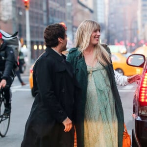 Oscar Isaac et sa compagne Elvira Lind enceinte sont allés diner dans le quartier de East Village à New York, le 27 mars 2017