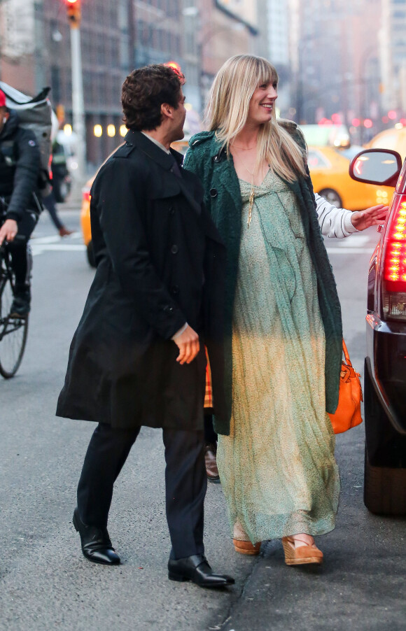 Oscar Isaac et sa compagne Elvira Lind enceinte sont allés diner dans le quartier de East Village à New York, le 27 mars 2017