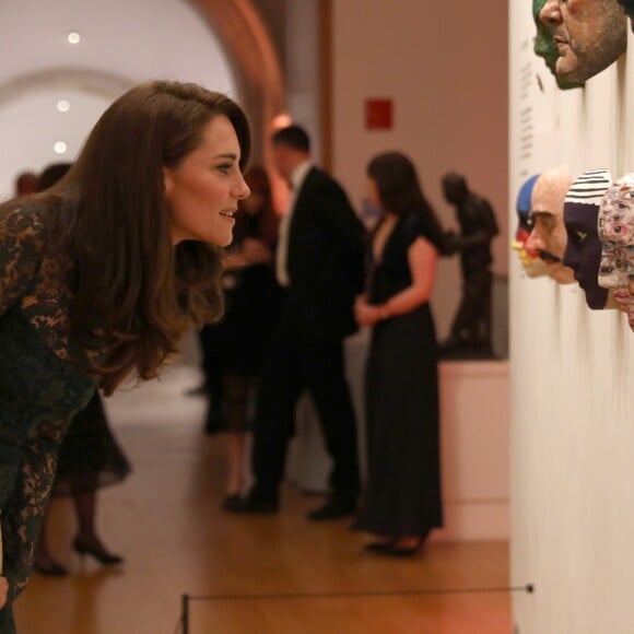 Catherine Kate Middleton, duchesse de Cambridge assiste à l'exposition de Gillian Wearing à Londres le 28 mars 2017.