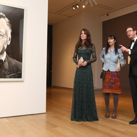 Nicholas Cullinan, Catherine Kate Middleton, duchesse de Cambridge assiste à l'exposition de Gillian Wearing à Londres le 28 mars 2017.