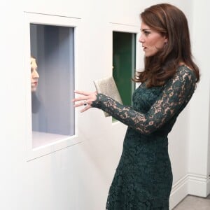 Catherine Kate Middleton, duchesse de Cambridge assiste à l'exposition de Gillian Wearing à Londres le 28 mars 2017.