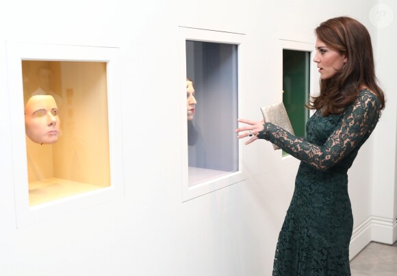 Catherine Kate Middleton, duchesse de Cambridge assiste à l'exposition de Gillian Wearing à Londres le 28 mars 2017.