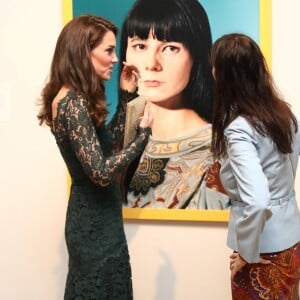 Catherine Kate Middleton, duchesse de Cambridge assiste à l'exposition de Gillian Wearing à Londres le 28 mars 2017.