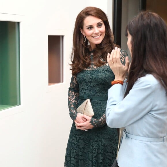 Catherine Kate Middleton, duchesse de Cambridge assiste à l'exposition de Gillian Wearing à Londres le 28 mars 2017.