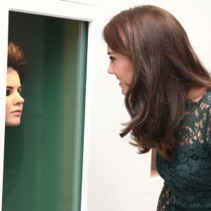 Catherine Kate Middleton, duchesse de Cambridge assiste à l'exposition de Gillian Wearing à Londres le 28 mars 2017.