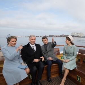 Le roi Philippe de Belgique et la reine Mathilde de Belgique, sont accompagnés par le prince héritier Frederik de Danemark et la princesse Mary de Danemark, pour une promenade en bateau dans la baie de Copenhague, le 28 mars 2017, pendant la visite d'Etat du couple royal belge au Danemark.