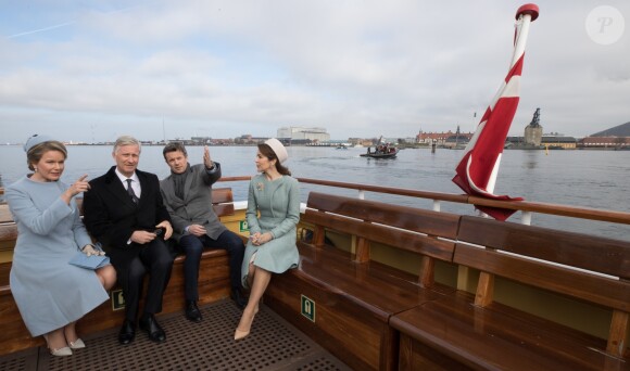 Le roi Philippe de Belgique et la reine Mathilde de Belgique, sont accompagnés par le prince héritier Frederik de Danemark et la princesse Mary de Danemark, pour une promenade en bateau dans la baie de Copenhague, le 28 mars 2017, pendant la visite d'Etat du couple royal belge au Danemark.