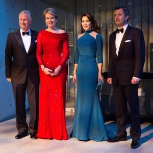 Le roi Philippe de Belgique et la reine Mathilde de Belgique, le prince Frederik et la princesse Mary de Danemark lors d'un concert au Diamant noir à Copenhague au Danemark le 30 mars 2017 dans le cadre de la visite officielle du couple royal belge.