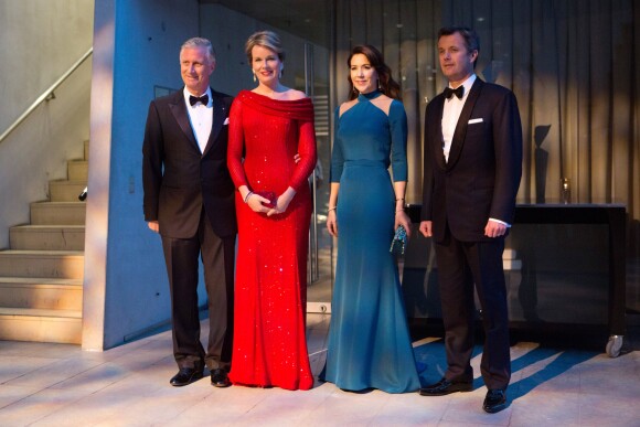 Le roi Philippe de Belgique et la reine Mathilde de Belgique, le prince Frederik et la princesse Mary de Danemark lors d'un concert au Diamant noir à Copenhague au Danemark le 30 mars 2017 dans le cadre de la visite officielle du couple royal belge.
