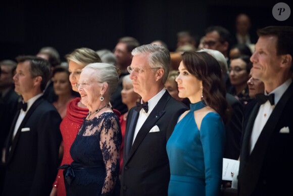 Le roi Philippe de Belgique et la reine Mathilde de Belgique, le prince Frederik et la princesse Mary de Danemark, la reine Margrethe II de Danemark, le prince Joachim de Danemark lors d'un concert au Diamant noir à Copenhague au Danemark le 30 mars 2017 dans le cadre de la visite officielle du couple royal belge.