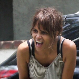 Exclusif - Halle Berry et son fils Maceo rencontrent une jeune maman et son bébé en allant voir des amis à Los Angeles le 19 juillet 2015.