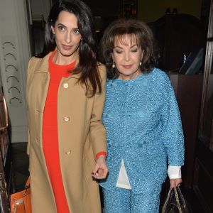 Amal Alamuddin Clonney, enceinte, et sa mère Baria Alamuddin quittent le restaurant Villandry à Londres le 29 mars 2017. © CPA / Bestimage