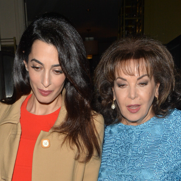 Amal Alamuddin Clonney, enceinte, et sa mère Baria Alamuddin quittent le restaurant Villandry à Londres le 29 mars 2017. © CPA / Bestimage