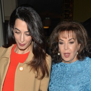 Amal Alamuddin Clonney, enceinte, et sa mère Baria Alamuddin quittent le restaurant Villandry à Londres le 29 mars 2017. © CPA / Bestimage