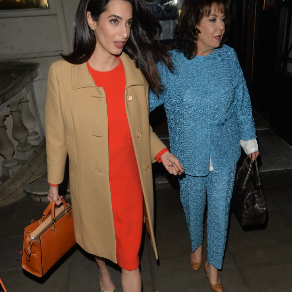 Amal Alamuddin Clonney, enceinte, et sa mère Baria Alamuddin quittent le restaurant Villandry à Londres le 29 mars 2017. © CPA / Bestimage