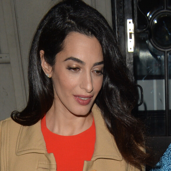 Amal Alamuddin Clonney, enceinte, et sa mère Baria Alamuddin quittent le restaurant Villandry à Londres le 29 mars 2017. © CPA / Bestimage