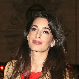 Amal Alamuddin Clooney, enceinte, sort du "Villandry Cafe" à Londres, le 29 mars 2017. © CPA/Bestimage