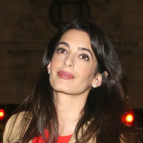 Amal Alamuddin Clooney, enceinte, sort du "Villandry Cafe" à Londres, le 29 mars 2017. © CPA/Bestimage