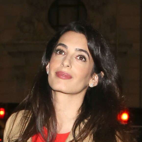 Amal Alamuddin Clooney, enceinte, sort du "Villandry Cafe" à Londres, le 29 mars 2017. © CPA/Bestimage