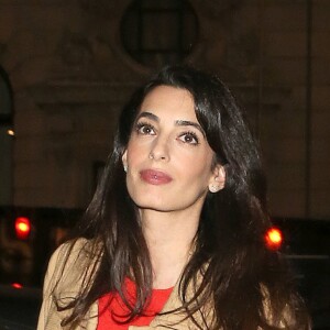 Amal Alamuddin Clooney, enceinte, sort du "Villandry Cafe" à Londres, le 29 mars 2017. © CPA/Bestimage