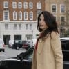 Amal Alamuddin Clooney, enceinte, arrive à Chatham House à Londres pour une réunion à propos des crimes de guerre en Syrie le 29 mars 2017.