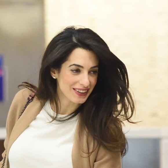 Exclusif - Amal Clooney, enceinte, arrive à l'aéroport JFK de New York City, New York, Etats-Unis, le 11 mars 2017. Amal Clooney a prononcé un discours émouvant à l'ONU et imploré le gouvernement Irakien de sévir contre Daesh.