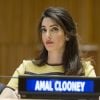 Amal Alamuddin Clonney, enceinte, demande au gouvernement Irakien et aux pays de l'ONU de sévir contre Daesh lors d'un discours à l'ONU à New York le 9 mars 2017. Elle était accompagnée de sa cliente, une femme Yezidi violée et vendue comme esclave. Amal Clooney souhaite, par son action, que les membres de Daesh répondent de leurs actes devant une cour de justice. Le combat va être de longue haleine.