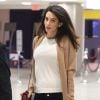 Exclusif - Amal Clooney, enceinte, arrive à l'aéroport JFK de New York City, New York, Etats-Unis, le 11 mars 2017. Amal Clooney a prononcé un discours émouvant à l'ONU et imploré le gouvernement Irakien de sévir contre Daesh.