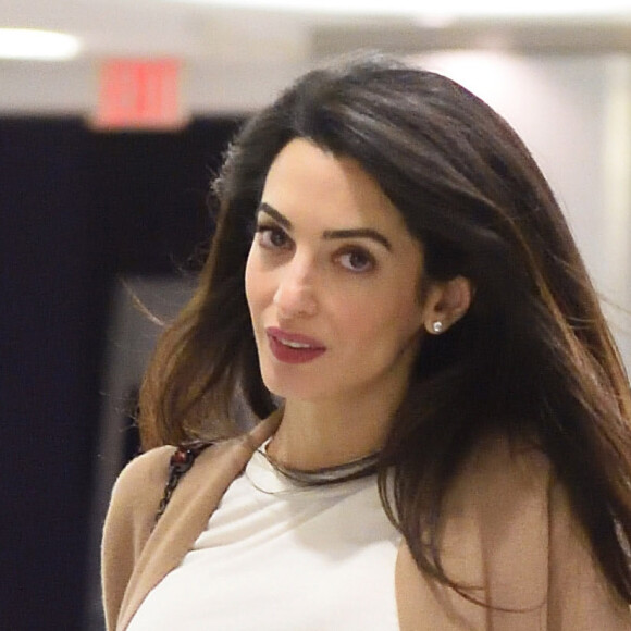 Exclusif - Amal Clooney, enceinte, arrive à l'aéroport JFK de New York City, New York, Etats-Unis, le 11 mars 2017. Amal Clooney a prononcé un discours émouvant à l'ONU et imploré le gouvernement Irakien de sévir contre Daesh.