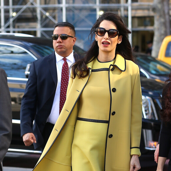 Amal Alamuddin Clooney (enceinte) quitte son hôtel de New York pour se rendre aux Nations Unies le 9 mars 2017.