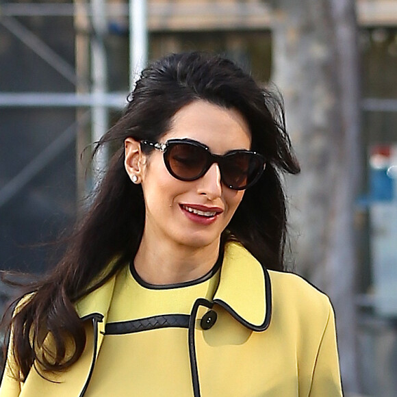 Amal Alamuddin Clooney (enceinte) quitte son hôtel de New York pour se rendre aux Nations Unies le 9 mars 2017.