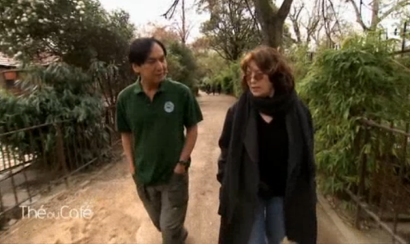 Jane Birkin avec le vétérinaire Norin Chai au Jardin des Plantes à Paris, séquence diffusée dans l'émission Thé ou Café du 1er avril 2017 sur France 2.