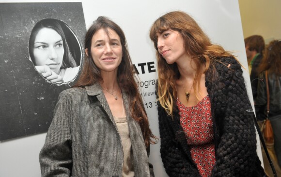 Lou Doillon et Charlotte Gainsbourg. Inauguration de la galerie cinema d'Anne Dominique Toussaint et vernissage de l'exposition Point of View de Kate Barry à Paris en septembre 2013.