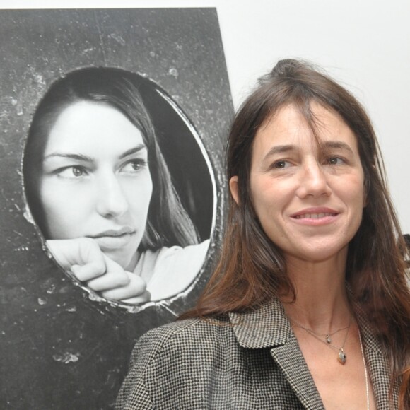 Lou Doillon et Charlotte Gainsbourg. Inauguration de la galerie cinema d'Anne Dominique Toussaint et vernissage de l'exposition Point of View de Kate Barry à Paris en septembre 2013.