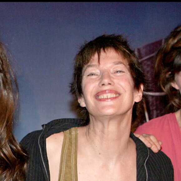 Jane Birkin entourée de ses filles Charlotte Gainsbourg et Lou Doillon à l'avant-première de Spiderman 3 à Paris en avril 2007.