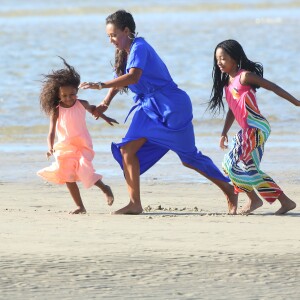 Exclusif - Melanie Brown (Mel B) avec ses filles Madison et Angel Brown Belafonte en pleine séance photo sur une plage à Sydney en Australie, le 17 novembre 2016